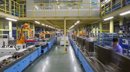 美的空調(diào)總裝線采用機(jī)器人,將只保留三成工人-中國(guó)管理咨詢網(wǎng)(chnmc.com)